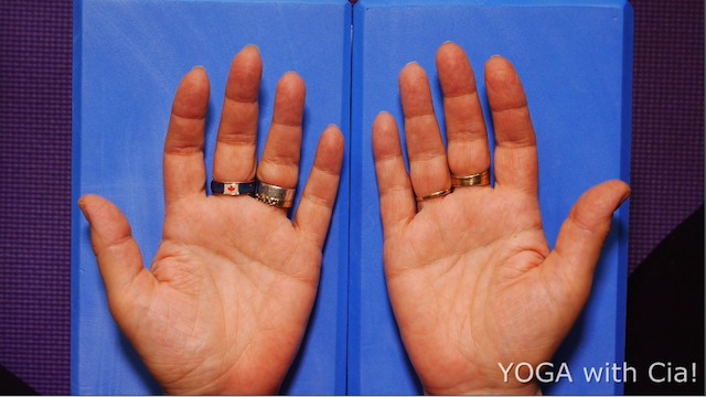YOGA with Cia Finger Breathing